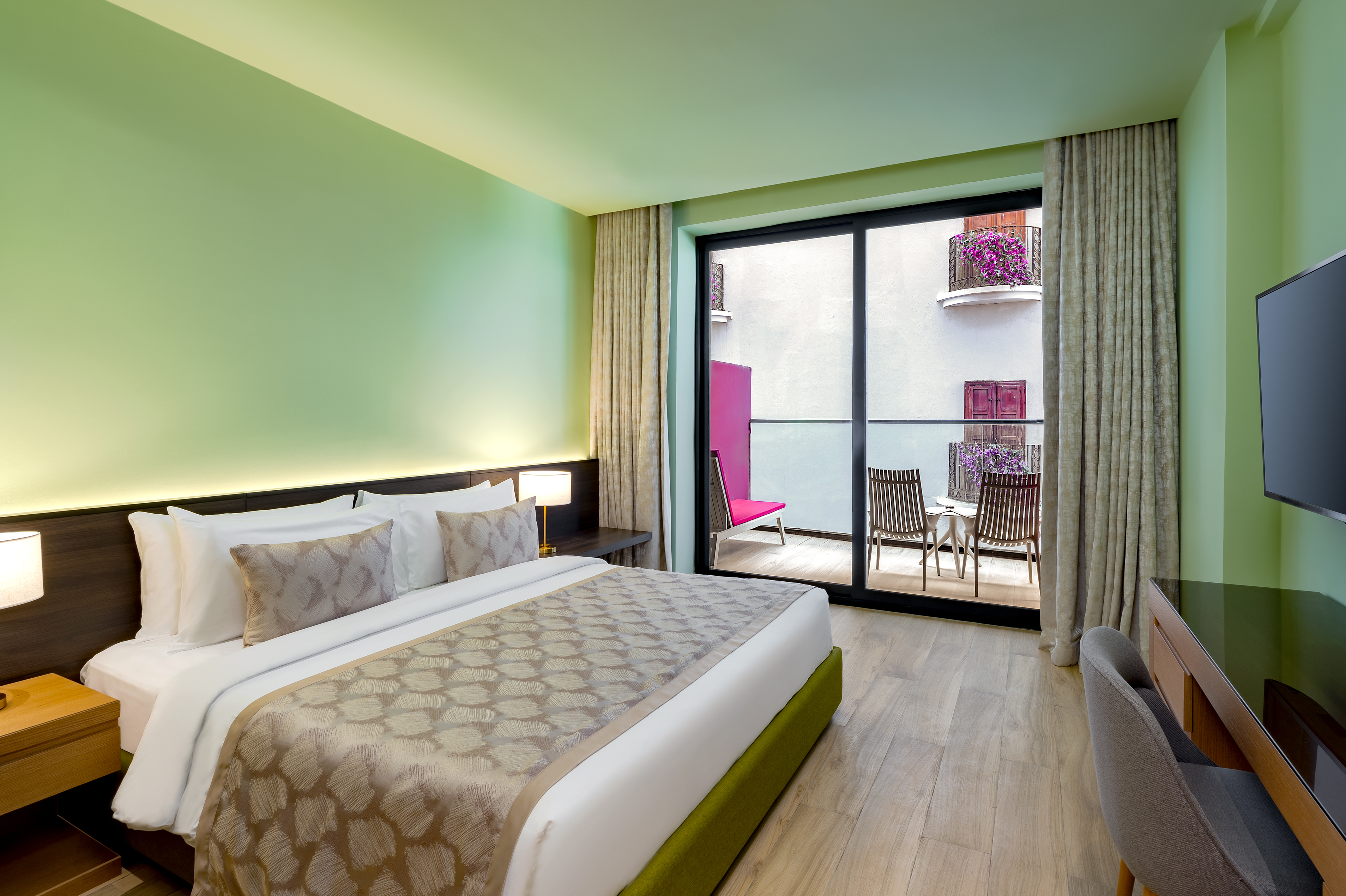 Rainy Street View Room